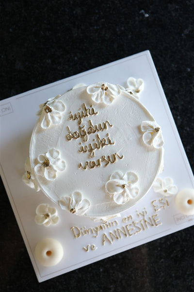 Butik Motto Beyaz Çiçek Detaylı Pasta