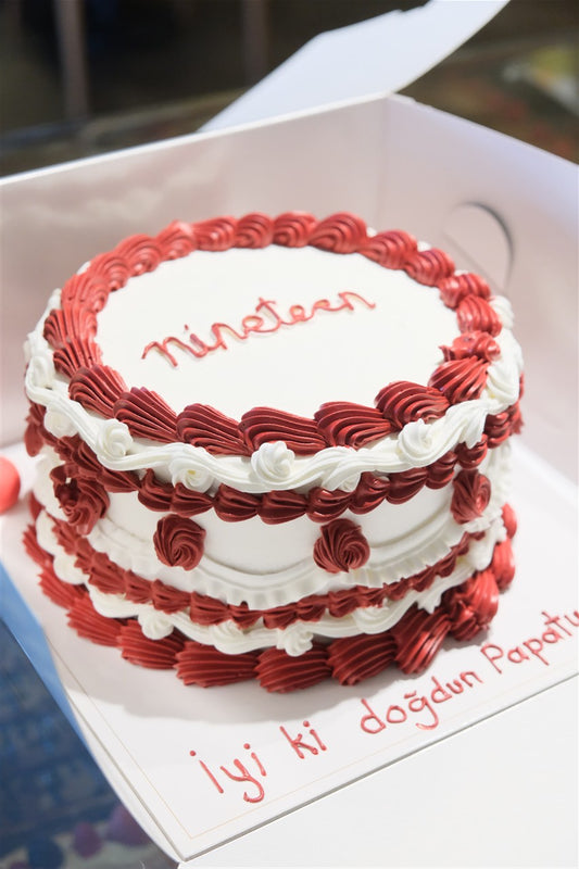 Butik Kırmızı Beyaz Yazılı Nostaljik Pasta (Vintage Cake)