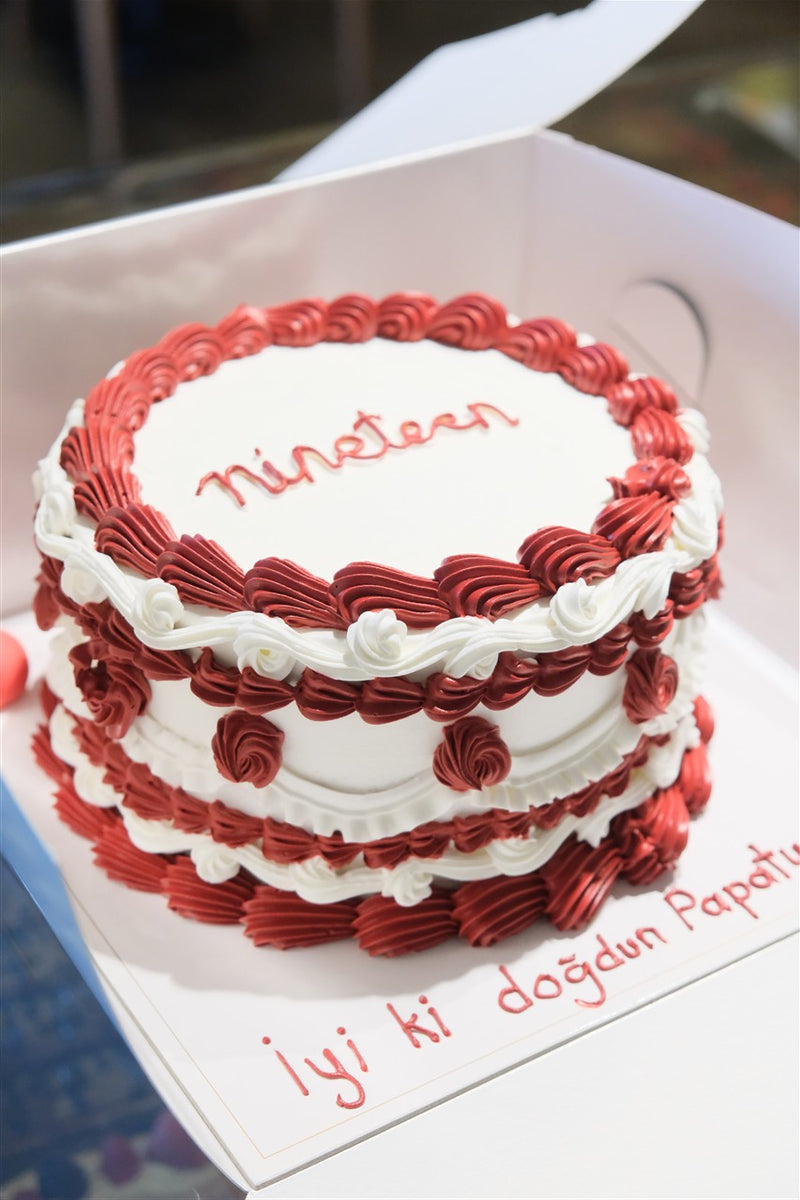 Butik Kırmızı Beyaz Yazılı Nostaljik Pasta (Vintage Cake)