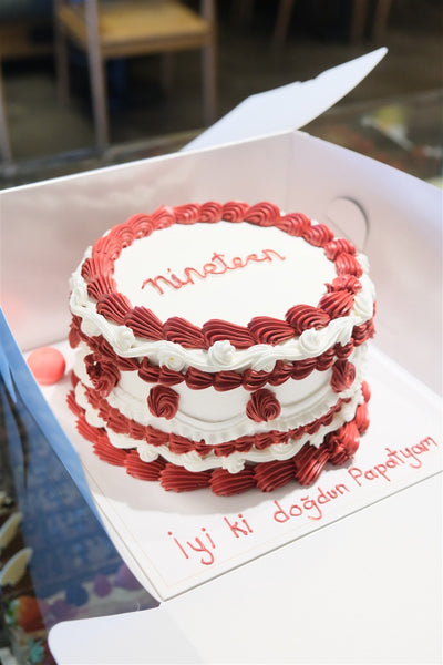 Butik Kırmızı Beyaz Yazılı Nostaljik Pasta (Vintage Cake)