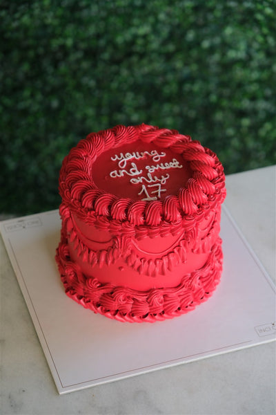 Butik Kırmızı Dekorlu Nostaljik Pasta (Vintage Cake)