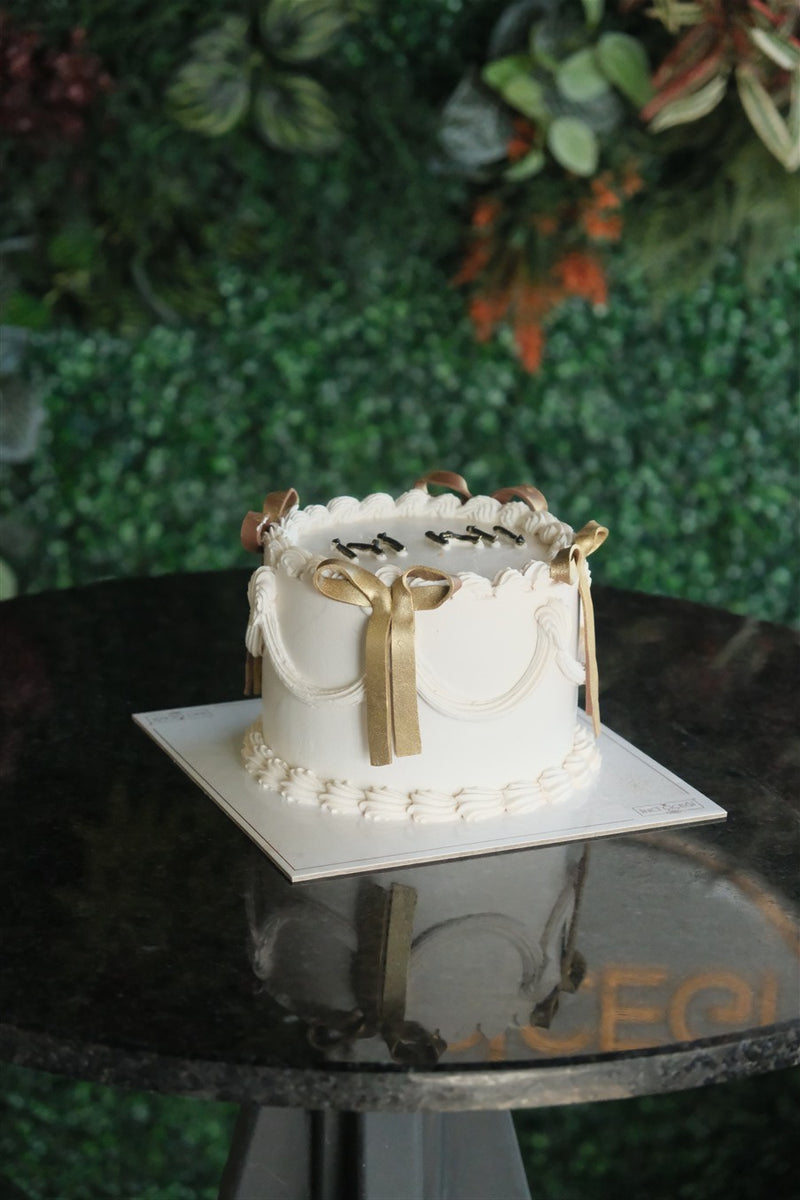 Butik Altın Kurdela Nostaljik Pasta (Vintage Cake)